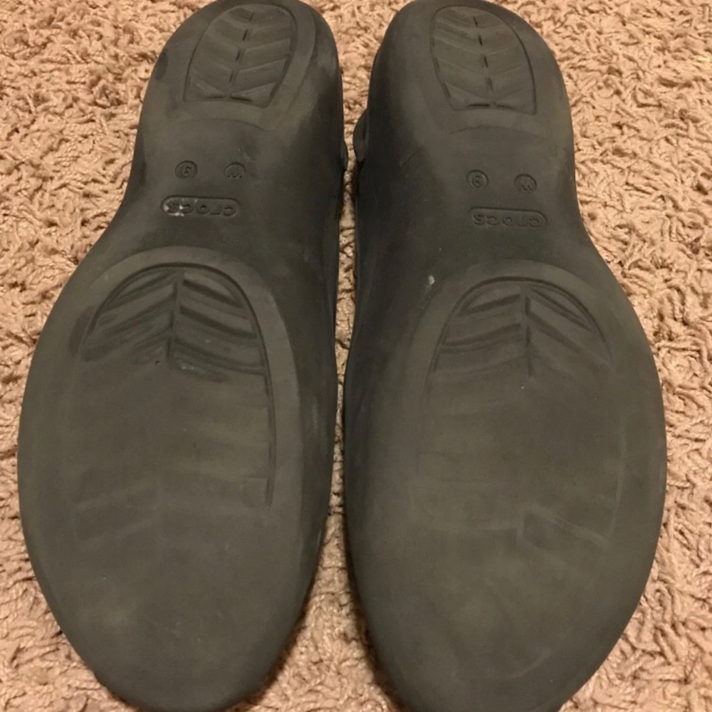 Size 9 crocs - Picture 2 of 2